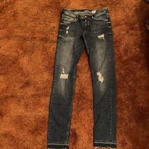 Low waist skinny jeans w/ minimal rips